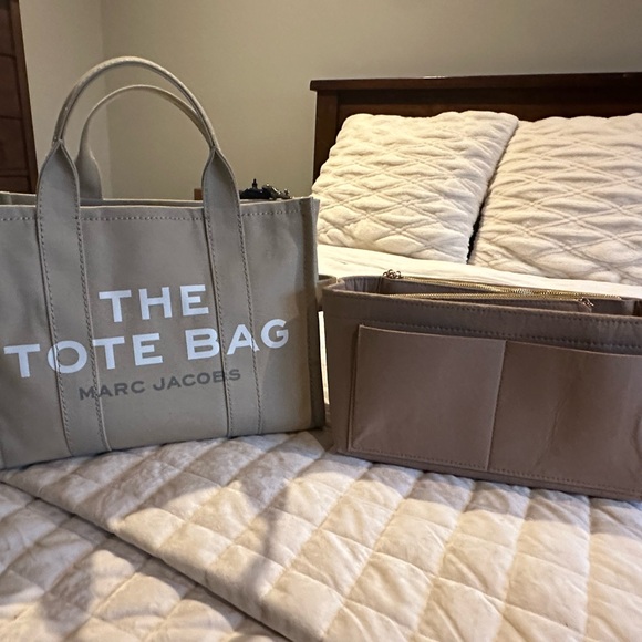 MARC JACOBS
The Canvas Medium Tote Bag - Picture 7 of 11